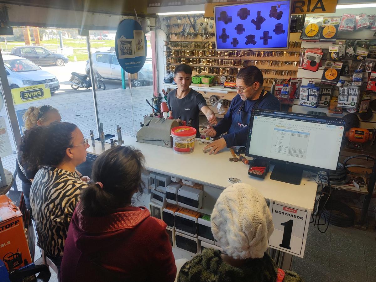 Momentos del curso de cerrajería para mujeres dictado en nuestro local.
