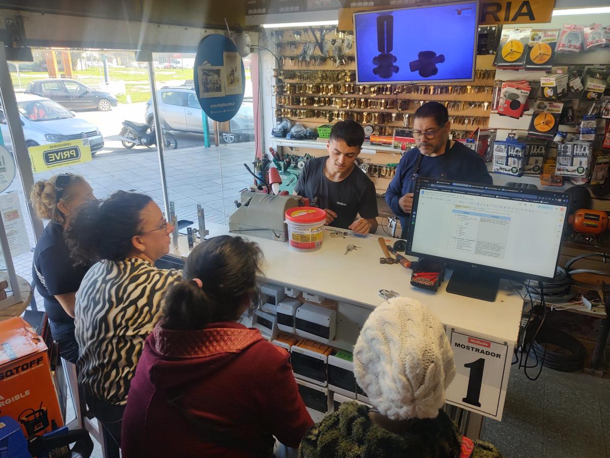 Momentos del curso de cerrajería para mujeres dictado en nuestro local.