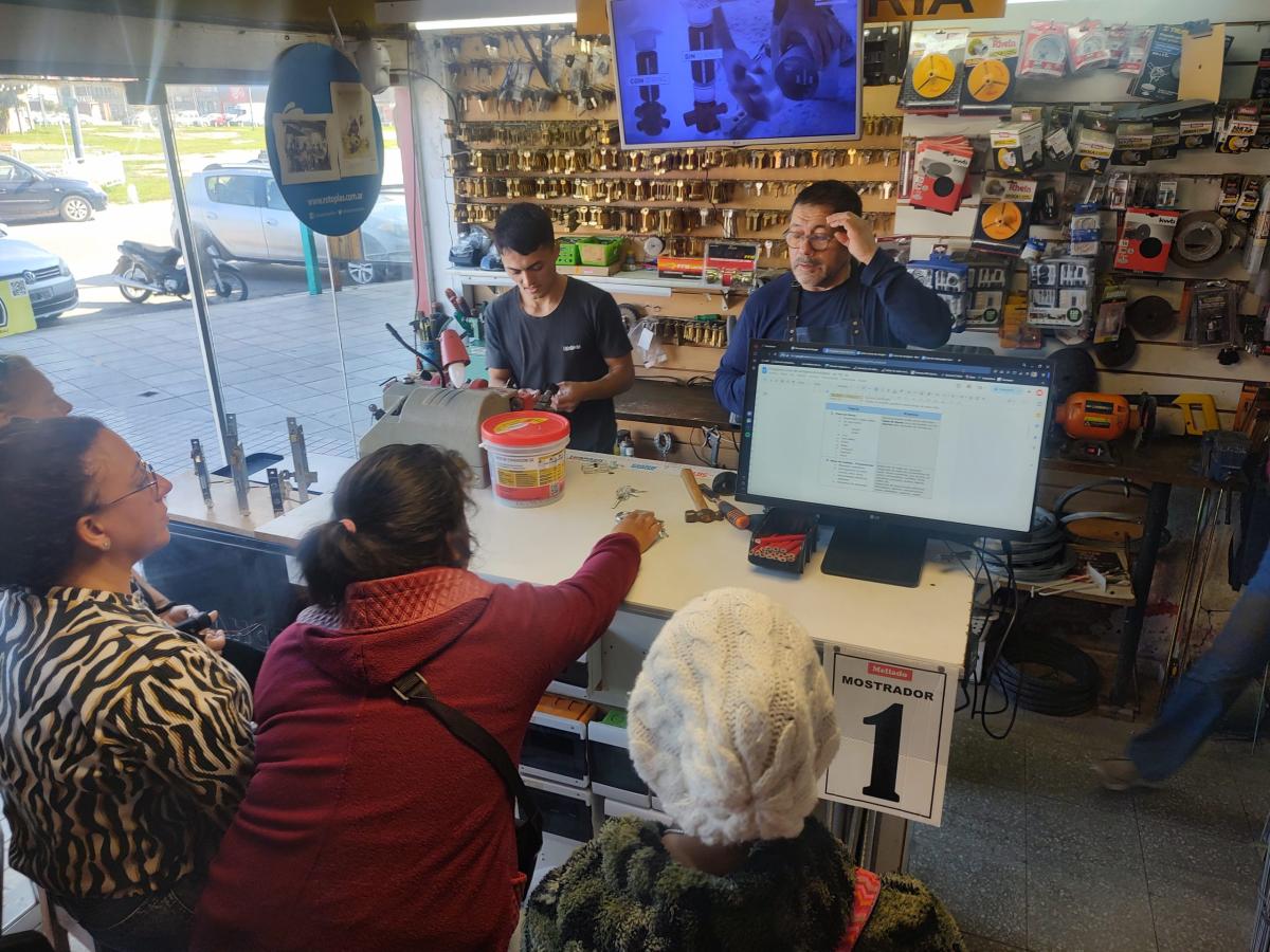 Momentos del curso de cerrajería para mujeres dictado en nuestro local.