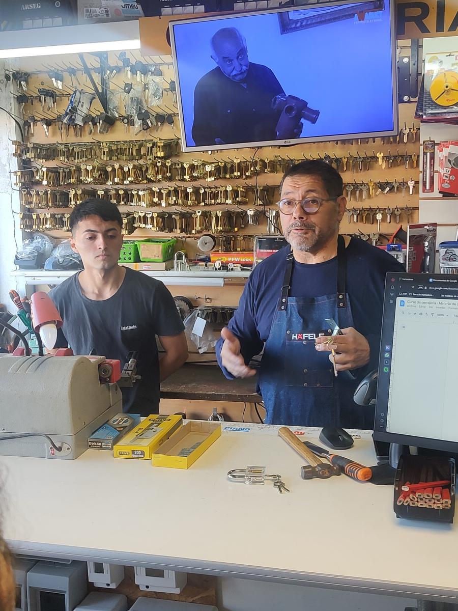 Desde la izquierda: Nicolás Hidalgo y Julio Mellado durante el curso de cerrajer para mujeres dictado en nuestro local