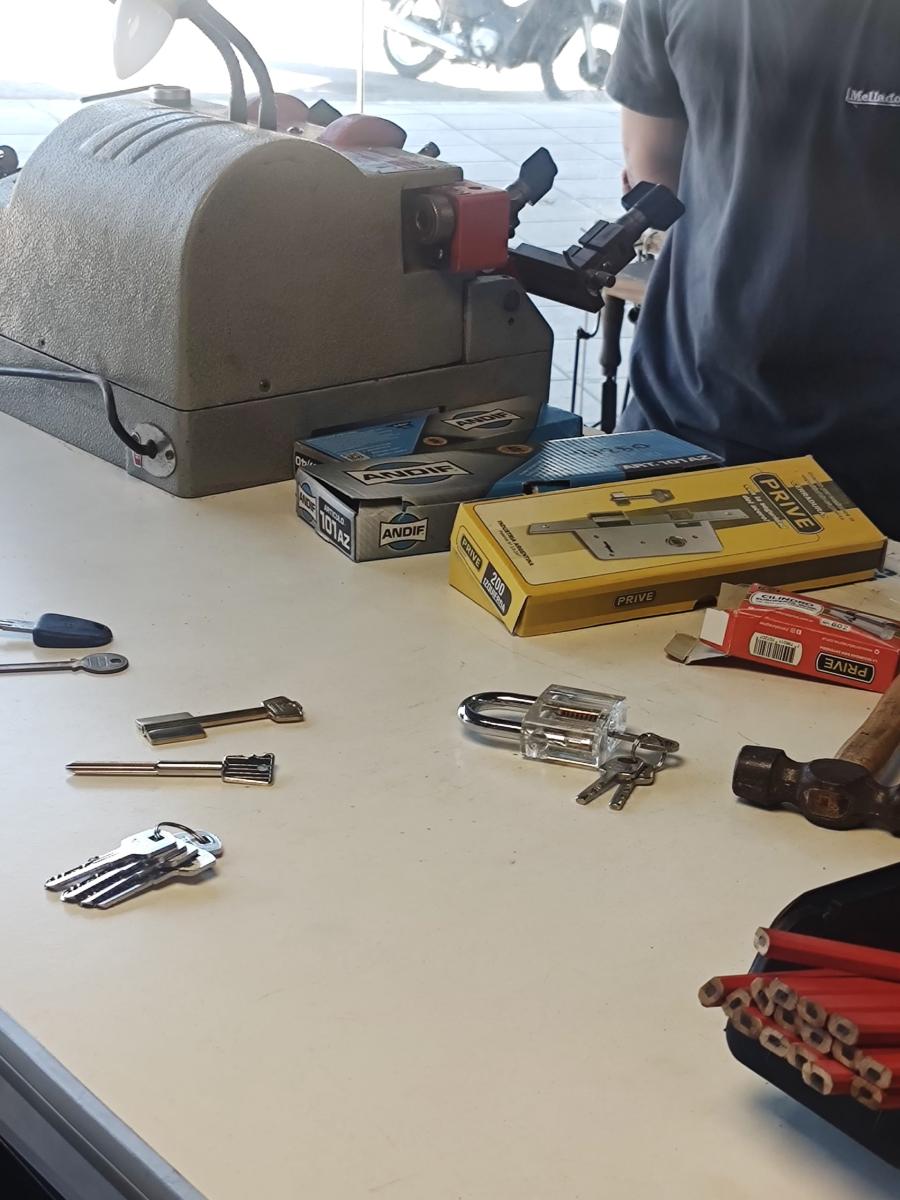 Materiales para el aprendizaje - Curso de cerrajería para mujeres dictado en nuestro local.