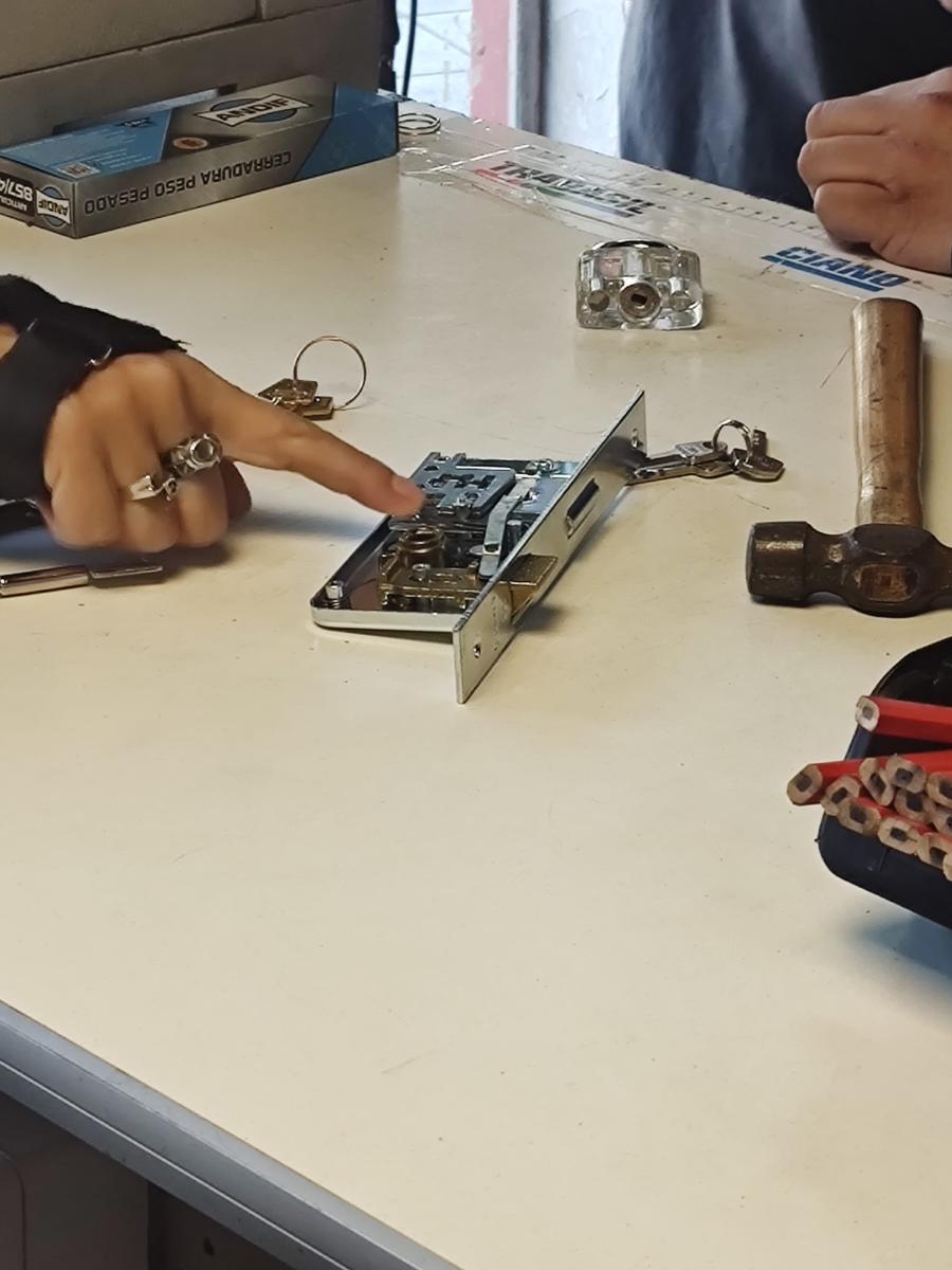 Materiales para el aprendizaje - Curso de cerrajería para mujeres dictado en nuestro local.