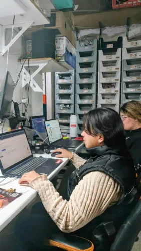 Alejandra Leguizamón y Catalina D'Angelo en sus lugares de trabajo. Gracias a su trabajo se realizan pedidos seleccionando marcas y modelos de productos. Toda la exposición a nuestros clientes depende en gran parte del trabajo de ellas. ¡Complementan el equipo 5 estrellas!