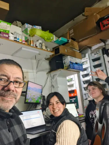 Equipo de administración, lista de precios, desarrollo web y varios etc. digitales: Catalina D'Angelo, Alejandra Leguizamón y Julio Mellado (estamos siempre atrás analizando listas y reuniéndonos con proveedores). ¡Complementan el equipo 5 estrellas!
